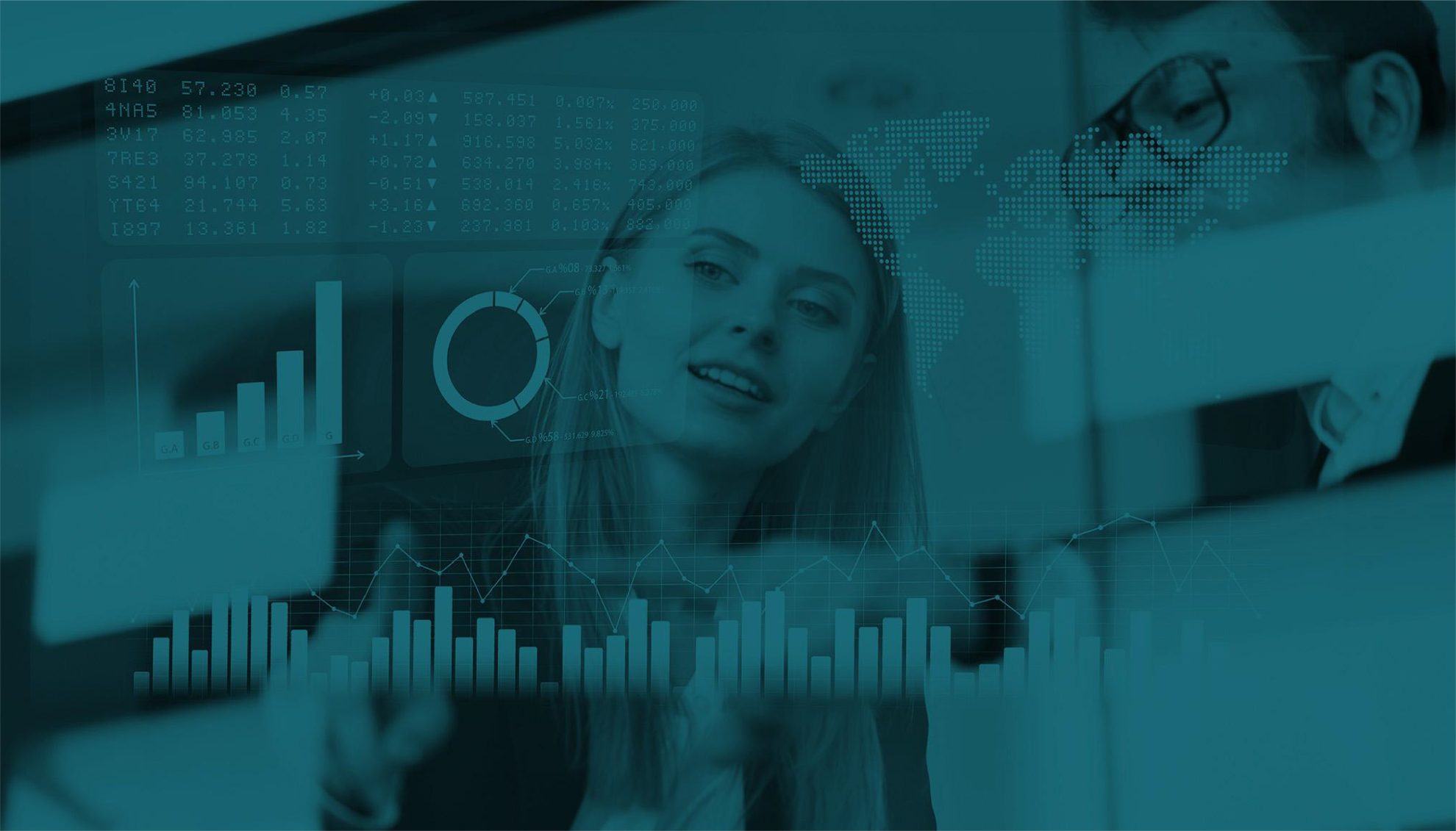 Profesionales analizando indicadores financieros en una pantalla